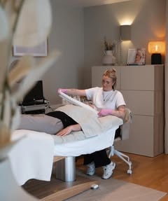 Behandlungsraum mit Liege im Glanzzeit Kosmetikatelier