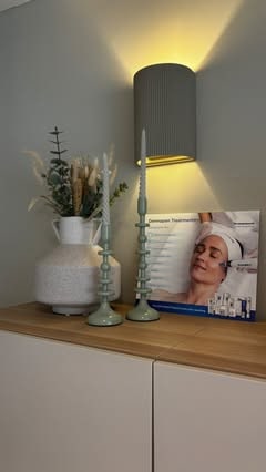 Dekoration mit Kerzen und Eukalyptus im Atelier