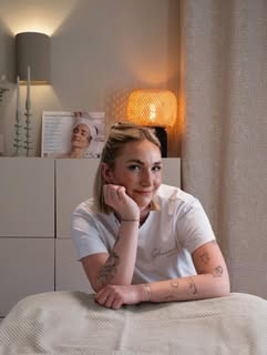 Inhaberin Timea im Behandlungsraum des Glanzzeit Kosmetikateliers